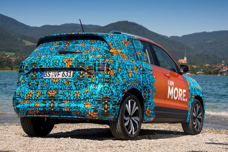 So lange versteckt VW die relevanten Fahrzeugpartien noch unter knallbunter Folie.  (Bild: Volkswagen)