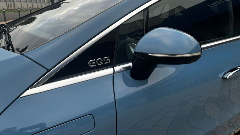 2. Die Farbe: Das „vintageblau“ wurde bei Ausfahrten häufig gelobt und trägt zur auffälligen Erscheinung der Limousine bei. Die Farbe kostet aber auch direkt 4.700 Euro Aufpreis. (Bild: Simon – VCG)