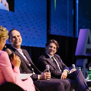 Das Highlight der Veranstaltung 100 Jahre Conrad Electronic drehte sich um das wohl größte Thema dieser Tage – den Einsatz Künstlicher Intelligenz. Conrad CEO Ralf Bühler diskutierte dabei mit Florian Deter, Geschäftsführer bei Microsoft Deutschland, und Dr. Daniel Holz, Vice President EMEA North bei Google. Moderiert hat die TV-Journalistin Caren Miosga. (Bild:  M. Kofler)