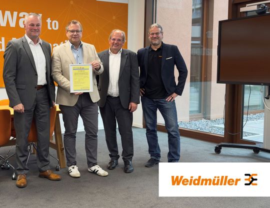 v.l.n.r.: Christoph Behler (CC-Link Partner Association), Andreas Hoffmann (Weidmüller), Peter Dabringhaus (CC-Link Partner Association) und Sascha Lambauer (Weidmüller) bei der Zertifikatsübergabe in Paderborn(Bild:  Weidmüller GmbH & Co. KG)