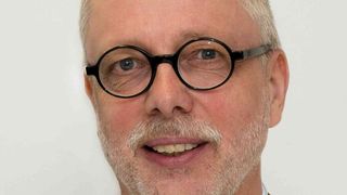 Jens Rothenburg, Produktmanager Sicherheitstechnik bei Euchner: „Das speziell für kleinere Maschinen und Anlagen konzipierte Sicherheitsauswertegerät CES-CB lässt sich besonders schnell in Betrieb nehmen.“ (Bild: Euchner)