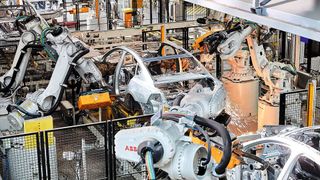 Im Schnitt kommen auf 10.000 Mitarbeiter 113 Industrieroboter. Ranglistenkönig ist Singapur: Das kleine Land führt mit 918 Robotern. (Hans Nordlander / ABB)