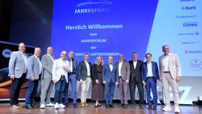 Volle Bühne: (v. l.) Michael Frank (Geschäftsführer Innung Unterfranken), Uwe Schmidt (Innung Region Sachsen-West/Chemnitz), Michael Schneider und Thorsten Krämer (beide ZDK-Vizepräsidenten), Michael Bissert (Präsident der HWK für Unterfranken), Mirko Denzer (Innung Unterfranken), Martina Fuss (Innung Unterfranken), Thomas Peckruhn (ZDK-Präsident), Johannes Bader (Obermeister der Innung Müchen und Oberbayern),  Conny Beständig (stellv. OM Innung Unterfranken), Karl Diem (Innung Unterfranken) und Roland Hoier (Obermeister der Innung Unterfranken).
 (Bild: Zietz VCG)