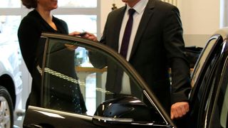 Schlüsselübergabe: Petra Brandl (Geschäftsführerin der Kfz-Innung Schwaben) und
Dusan Plevnik (Geschäftsleiter Autohaus Augsburg). (Kfz-Innung Schwaben)