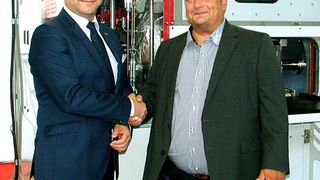 Harald Eiberger (rechts), Geschäftsführer der EVT Eiberger Verfahrenstechnik,  und Zbigniew Kurant, Geschäftsführer von GT85 Polska, besiegeln die Vertriebspartnerschaft. (EVT Eiberger Verfahrenstechnik)
