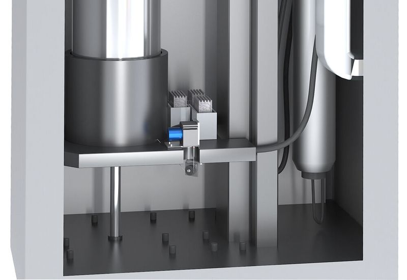 Auch in Teleskopbühnen kommen Seilzugwegsensoren für die elektronische Gleichlaufüberwachung zum Einsatz. Hierbei müssen die Tragarme immer auf der gleichen Hubhöhe gehalten werden, damit die Lastverteilung und das Höhenniveau des Fahrzeugs gleich bleiben.  (Bild: Micro-Epsilon)