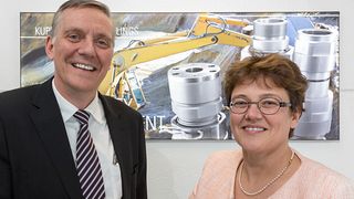 Knut Menshen (Geschäftsführender Gesellschafter der Stauff Gruppe) mit Claudia Voswinkel-Schöpp (Vorsitzende der Geschäftsleitung von Voswinkel). (Foto: Stauff)