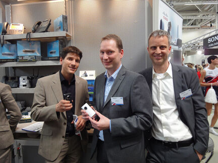 Marcel Delmer, Volker Erb, Stefan Heikhaus von Cisco präsentieren ihre Flip-Cam. (Archiv: Vogel Business Media)