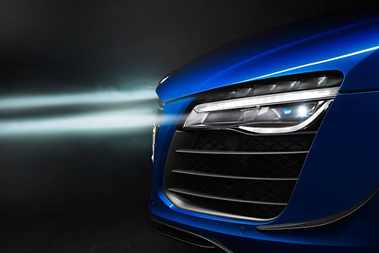 Der Laser-Spot aktiviert sich beim Audi R8 LMX nachts ab 60 km/h und sorgt für optimale Sicht. (Foto: Audi)