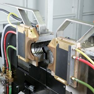 In der dritten Phase des Schweißprozesses wird der Lichtbogen durch eine wassergekühlte Magnetspule zur Rotation gebracht. 