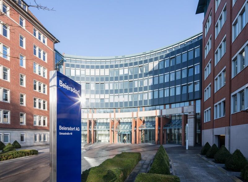 Beiersdorf ist ein Konsumgüterkonzern mit Sitz in Hamburg. Zu Beiersdorf gehören Marken wie Nivea, Labello oder auch Tesa. In 2014 erwirtschaftete Beiersdorf einen Umsatz von 6,285 Milliarden Euro und beschäftigte 17.398 Mitarbeiter weltweit. (Beiersdorf/Andreas Vallbracht)