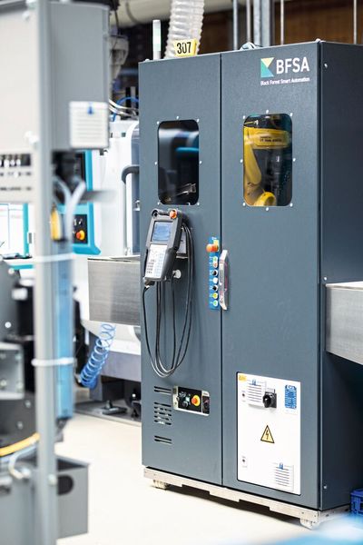 Bild 2:  In einen Schaltschrank integrierte Anlagen wirken von Außen sehr sauber aufgebaut. (Bild: Rittal)