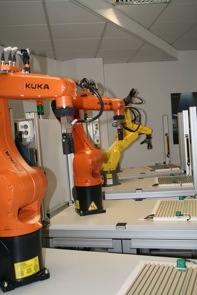 Das neue Robotik-Zentrum ist sowohl mit Kuka- als auch mit Fanuc-Robotern ausgestattet. (Bild: Wolfgang Schmidt)