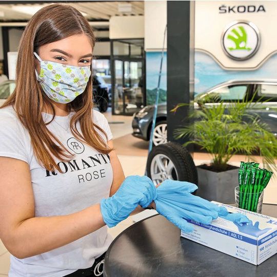 Die Skoda-Autohäuser haben sich mit vielfältigen Maßnahmen gewappnet, um die Infektionsgefahr im Verkaufsprozess zu minimieren.(Bild:  Skoda)