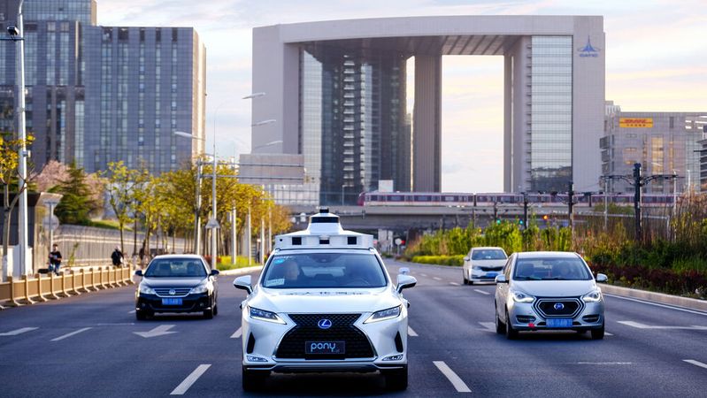 In Peking fahren nun unter anderem 4 Robotaxis von Pony.ai ohne Sicherheitsfahrer. Nur auf dem Beifahrersitz ist noch ein Mitarbeiter postiert. In Peking fahren nun unter anderem 4 Robotaxis von Pony.ai ohne Sicherheitsfahrer. Nur auf dem Beifahrersitz ist noch ein Mitarbeiter postiert.