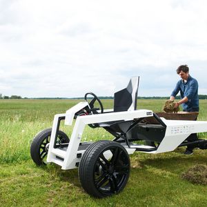Das elektrisch betriebene Leichtbaufahrzeug KULAN wiegt nur etwa 300 kg, trägt aber Lasten von bis zu einer Tonne. Quelle: Jürgen Jeibmann/Fraunhofer IWU, Design: Felix Götze, Tom Mudra, Hans-Tobias Schicktanz.