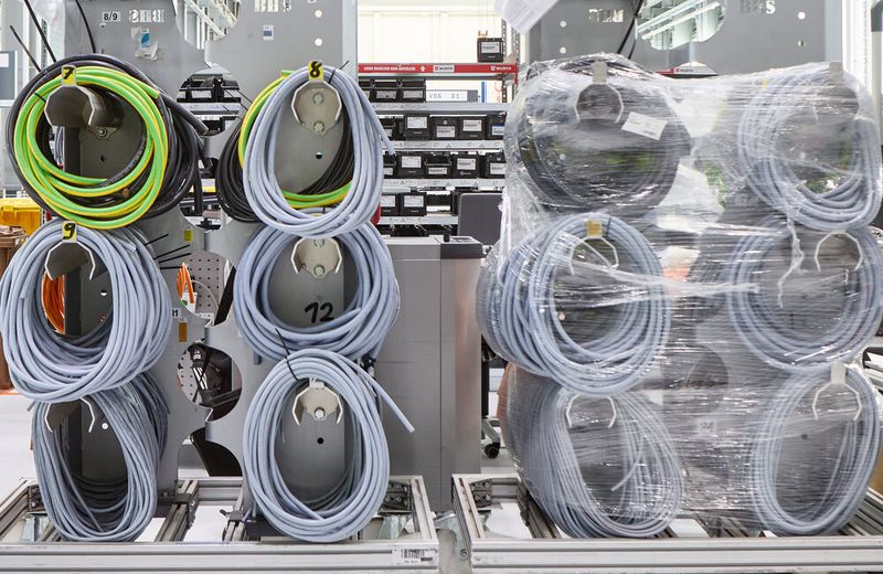 Die Leitungen werden zugeschnitten, mit den passenden Steckverbindern und vorsortiert in die Montage geliefert. (Bild: Helukabel)