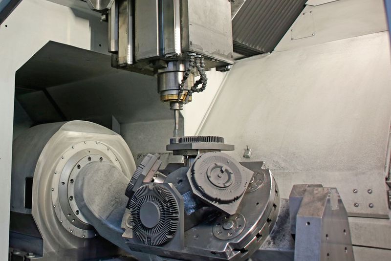 Der Blick in den Innenraum zeigt die mit insgesamt vier Führungsschienen besonders steif ausgelegte Quadroguide-Z-Achse. (Klaus Vollrath)