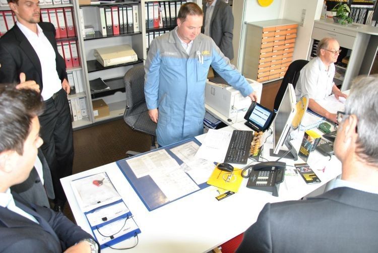 i-Pad für die Serviceannahme? Klar doch! Bei Schlegel bereits gängige Praxis, wie Werkstattleiter Ott (Mitte) erläutert. (Foto: Dominsky)