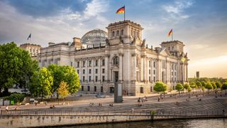 Die GKV gerät finanziell unter Druck. Die AOK äußerte sich gegen die Neuregelung zu Geheimpreisen, da Mehrkosten für Bürger entstehen ohne die Gesundheitsversorgung zu verbessern. Außerdem entfiele ihr Beitrag zur europäischen Stabilität.  (© frank peters – stock.adobe.com / KI-generiert)