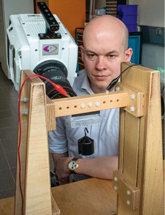 („In der Grundlagenforschung stößt man ständig auf neue Fragen, Aspekte und Anforderungen. Dementsprechend muss die Ultra-Highspeed-Kamera für unsere Analysen einen sehr hohen Leistungsumfang und eine große Funktionsbreite bieten.” - Dr. Philipp Rothemund, Postdoctoral Researcher, MPI-IS. Bild: High speed Vision)