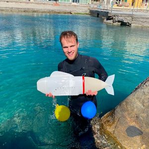 Im Projekt Surf-​eDNA entwickeln Studierende einen autonomen Unterwasser-​Roboter, der sich wie ein Fisch und beinahe so geräuschlos bewegt. Man kann damit in Gewässern filmen und Proben sammeln, die darüber Auskunft geben, welche Lebewesen dort vorkommen: Über einen eingebauten Filter sammelt der Roboter Bruchstücke der Erbsubstanz DNA, die im Wasser vorhanden ist. Angetrieben wird der Roboter über eine Silikon-​Flosse, in die zyklisch Wasser gepumpt wird. Dank seiner geräuscharmen Fortbewegung kann er auch in empfindlichen Ökosystemen eingesetzt werden, ohne diese zu stören. (Bild:  D-MAVT / ETH Zürich)