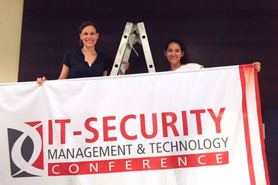 Svenja Mohn (links) und Burcin Secgin von der Vogel IT-Akademie beim Aufbau für die IT-Security Conference 2016.