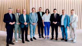 Treffen im Landtag: (v. l.) Winfried Mack (MdL), Carl Christian Hirsch (MdL), Christian Reher, Thomas Dörflinger (MdL), Carsten Beuß, Julia Cabanis, Tobis Vogt (MdL), Reiner Äckerle und Dennis Vogt. (Bild: Hannes Griepentrog)