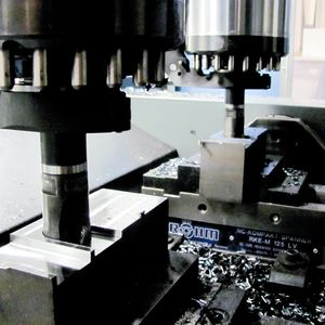 Bild 1: Versuchsaufbau zur Ermittlung der optimalen Prozessparameter an mehrspindligen Bearbeitungszentren.