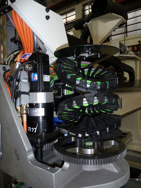 Fabio Ferri, Konstrukteur bei der italienischen SCM Group, hat den bronzenen „vector“ und ein Preisgeld von 1.000 Euro gewonnen. Das igus „twisterband“ sorgt in einer Kantenbearbeitungsmaschine für die zuverlässige Energieversorgung der Werkzeugeinheit und ermöglicht Drehungen bis 1440 Grad in beide Richtungen. (Bild: igus)