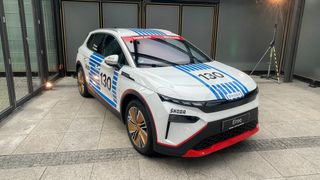 Skoda ist in Deutschland weiterhin rasant unterwegs, der Marktanteil steigt. Den im Bild gezeigten Elroq im Rallye-Trim gibt es zwar nicht ab Werk, aber das Skoda-Marketing hat ein Folierierungs-Kit im Stil des RS 130 für den Handel zusammengestellt. (Bild: Grimm – VCG)