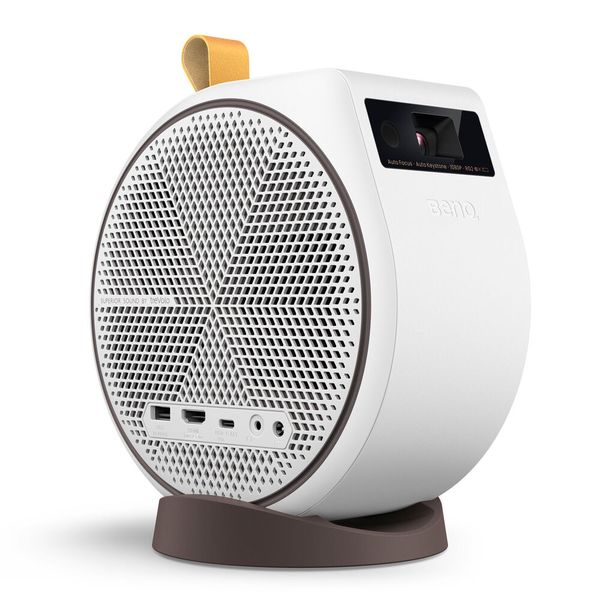 Der kleine DLP-Projektor GV31 sitzt in einer magnetischen Halterung. Das Objektiv mit Autofokus ist für Proketionsabstände zwischen 80 cm und 3,20 m ausgelegt, die LED-Lichtquelle liefert 300 ANSI Lumen. (Bild: Benq)