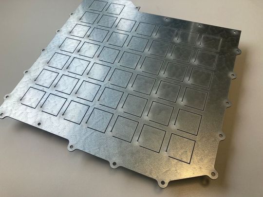 Ein Gehäusedeckel mit integrierter Metamaterialstruktur bietet ein gegenüber konventionellen verbessertes Transmissionsverhalten bei gleichzeitiger Gewichtsreduktion. (Bild:  Fraunhofer LBF)