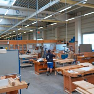 Auch in der Ausbildungswerkstatt ist eine CO2-Ampel angebracht. Leuchtet das grüne Signal, liegt die CO2-Konzentration unter 1.000 ppm und zeigt somit an, dass die Raumluft in Ordnung ist.