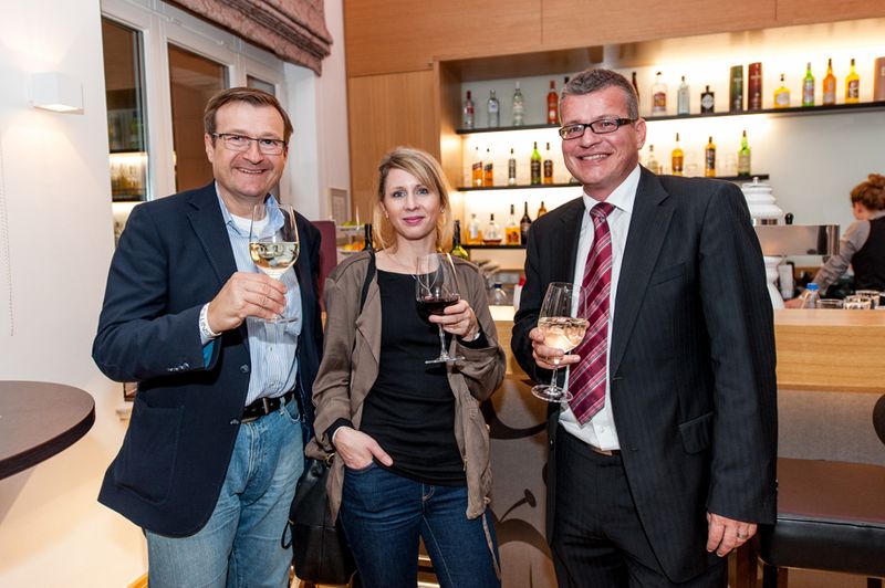Frank Roitzheim und Aurélie Rigollier (beide LaCie) mit Jochen Kobusch (Merlin GmbH) (Bild: CPN)
