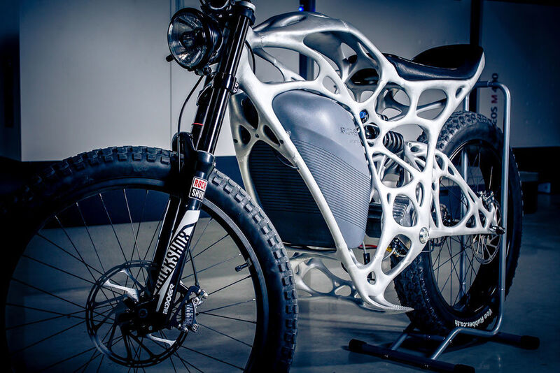 Das erste E-Motorrad aus dem Drucker: AP-Works zeigt mit dem „Light Rider“, was mithilfe der additiven Fertigung möglich wird. Der Rahmen des Motorrads wiegt gerade einmal 6 kg. (Bild: Airbus Apworks)