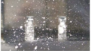 Beispiel eines Ansatzes, der bei Anlegen des Vakuums nicht komplett durchgefroren war. ( Genevac)