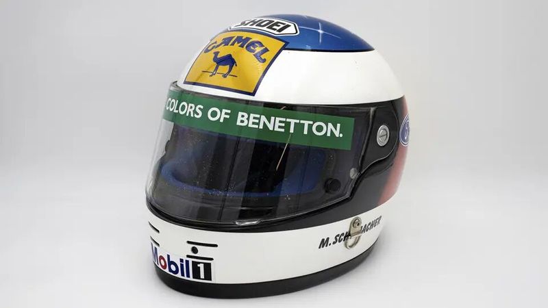 Ein 1992er Michael Schumacher Benetton Formula 1 Shoei Helm mit einem Schätzwert von 10.000 bis 20.000 Euro wird ebenfalls angeboten – natürlich signiert. (Bild: RM Sotheby’s )
