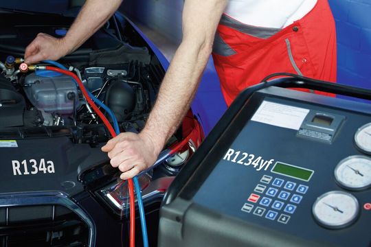 Kann man bzw. darf man R1234yf in Fahrzeuge füllen, die ursprünglich mit R134a befüllt wurden? Die Gelehrten streiten sich bei der Beantwortung dieser Frage, Fahrzeughersteller und Politik scheuen eindeutige Aussagen. Doch offenbar hat der europäische Gesetzgeber längst die Antwort.(Bild:  © Karin & Uwe Annas - stock.adobe.com)