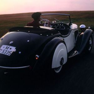 Die Motorkraft wurde über ein Vierganggetriebe mit Mittelschaltung und eine Kardanwelle an die Hinterräder weitergeleitet. Die Höchstgeschwindigkeit des Wagens lag bei 100 km/h. Der dritte und vierte Gang des Getriebes waren synchronisiert.  Das zweisitzige Sportcabriolet kostete 4.750 Reichsmark. Zum Vergleich: Der ab 1938 gefertigte Volkswagen Käfer sollte 990 RM kosten.(Bild:  BMW)