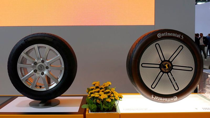 Anders bei Continental: Die Hannoveraner hatten nur zwei Studien ausgestellt – der Rest des Standes diente der Kommunikation und dem Networking. (Bild: Rosenow/»kfz-betrieb«)