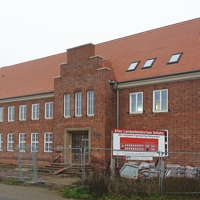 KfW-Effizienzhaus 100: Komplett renoviert, beherbergt das ehemalige Landambulatorium heute neun moderne Wohnungen.  (Bild: Udi Dämmsysteme)