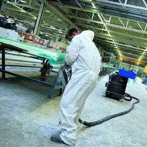 Bei der Kantenbearbeitung der Rotorblätter müssen, im Gegensatz zum Oberflächen-Finish, noch Späne und Gratstücke abgesaugt werden. Hier ein explosionsgeschütztes Saugsystem von Ruwac, das diese Aufgabe übernimmt.