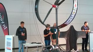 Studenten des Teams InVentus der Uni Stuttgart (Institut für Flugzeugbau) präsentierten ihr VentoMobil. Dieses Gegenwindfahrzeug, das zum größten Teil aus Composites besteht, wird zu 100 % durch Wind angetrieben und kann Geschwindigkeiten bis zu 80 % der Windgeschwindigkeit erreichen. (D.Quitter/konstruktionspraxis)