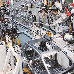 Zudem hat ABB mehr als 100 Roboter sowie professionelle Punktschweiß- und Dosiersoftwarepakete für den Karosseriebau von BJEV implementiert.(Bild:  ABB)