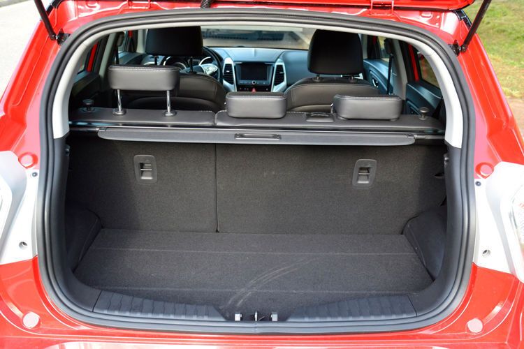 Das Kofferraumvolumen des Tivoli gibt der Hersteller mit 423 Litern an. Sollte der Platz nicht ausreichen, kann die hintere Sitzreihe komplett oder teilweise umgeklappt werden. (Michel / »kfz-betrieb«)