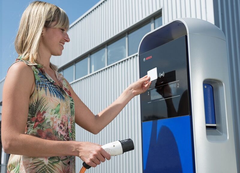 Die Zukunft der Mobilität ist automatisiert, vernetzt und elektrifiziert. Um diesen Herausforderungen zu begegnen, entwickelt sich Bosch zum Anbieter von Mobilitätslösungen und erschließt so auch neue Geschäftsfelder rund um die Elektromobilität. Beispielsweise vernetzt Bosch Ladestationen (im Bild) verschiedenster Anbieter, so dass eine Kundenkarte genügt, um fast überall in Deutschland das Elektroauto aufladen zu können. (Bild: Bosch)
