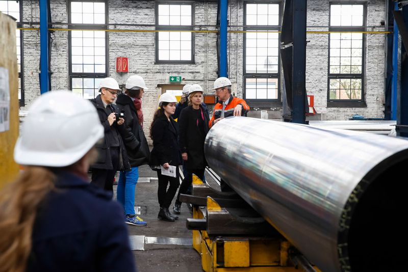 Damit die Pipelinerohre über viele Jahre den Belastungen standhalten, muss schon in der Produktion auf Qualität geachtet werden. (Bild:Messe Düsseldorf/ctillmann)