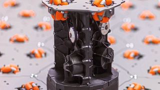 Durch die zellulare Struktur der hexagonalen Module können Waren in alle Richtungen bewegt werden. (Cellumation)