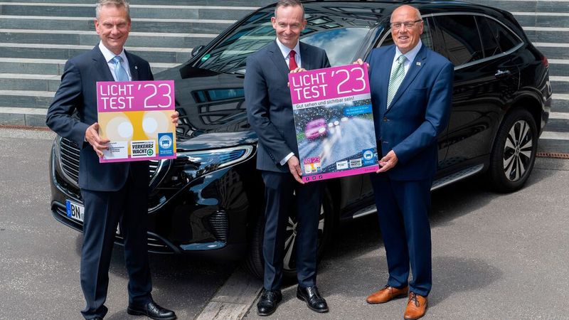 Vorstellung der Licht-Test-Plakette 2023: (v. l.) ZDK-Präsident Arne Joswig, Bundesverkehrsminister Volker Wissing und Kurt Bodewig, Präsident der Deutschen Verkehrswacht (DVW). (Bild: ProMotor )